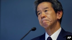 Toshiba Corp. CEO Hisao Tanaka bites his lips during a press conference to announce his resignation at the company's headquarters in Tokyo, July 21, 2015. 