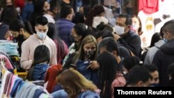 Colombianos realizan compras en el sector comercial de San Victorino durante la temporada de rebajas navideñas en Bogotá, mientras continúa impactando la pandemia en Colombia. [Reuters]