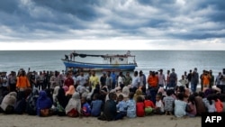 အင်ဒိုနီးရှားနိုင်ငံ Aceh ခရိုင် ကမ်းလွန်ပင်လယ်ပြင်ထဲကနေ ကယ်တင်ခဲ့တဲ့ ရိုဟင်ဂျာဒုက္ခသည်များ။ (ဇွန် ၂၅၊ ၂၀၂၀) 