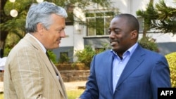 Le vice-Premier ministre belge et ministre des Affaires étrangères Didier Reynders rencontre le président de la République démocratique du Congo, Joseph Kabila, à Lubumbashi, le 22 août 2012.