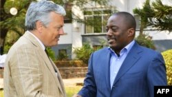 Didier Reynders et le président congolais Joseph Kabila,Lubumbashi, RDC, le 22 août 2012.