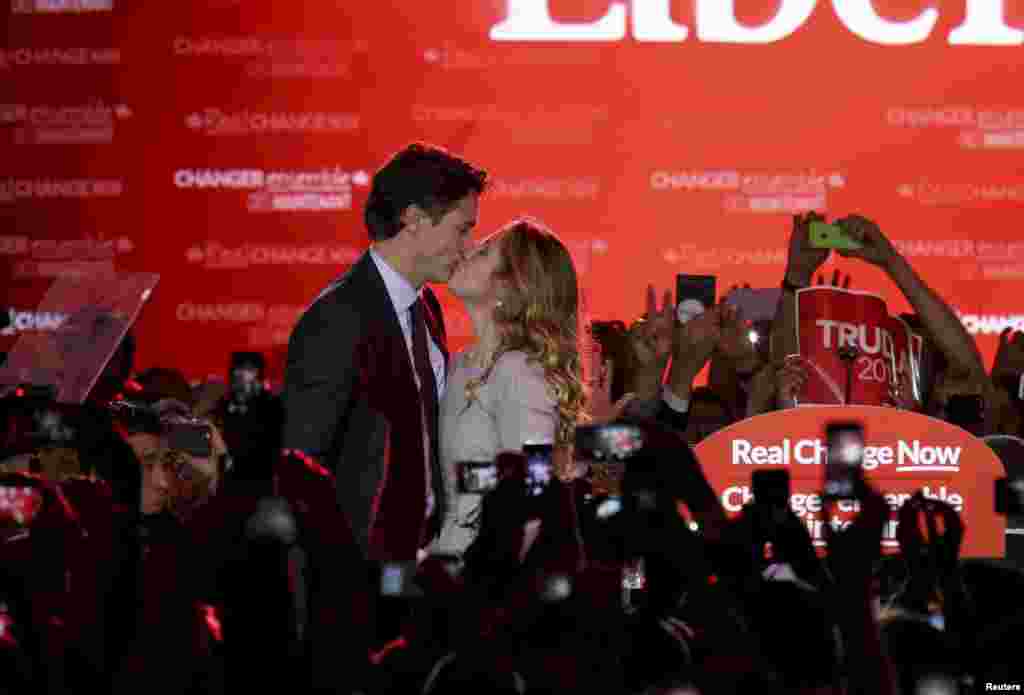 Liberal Party leader Justin Trudeau kisses his wife Sophie Gregoire as he arrives to give his victory speech after Canada&#39;s federal election in Montreal, Quebec, Oct. 19, 2015.