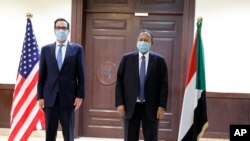 Secretário do Tesouro dos EUA, Steven Mnuchin e primeiro-ministro do Sudão Abdullah Hamdok, em Cartum, 6 Janeiro 2021