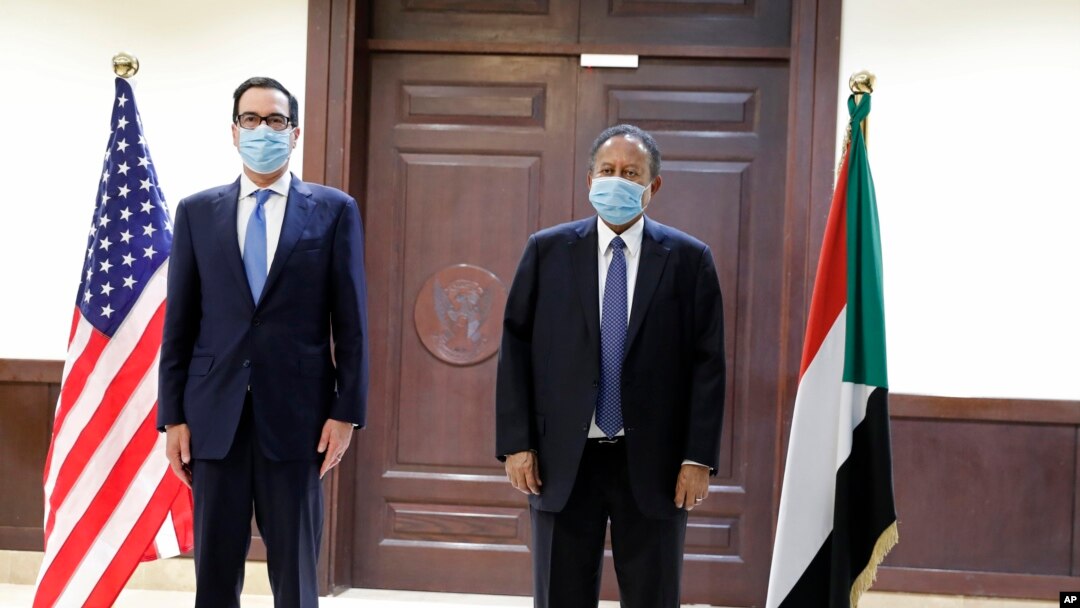 PM Sudan Abdullah Hamdok (kanan), bersama Menteri Keuangan AS Steven Mnuchin di Khartoum, Sudan, 6 Januari 2021. 