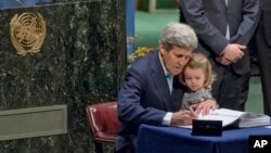 2016年4月22日，時任美國國務卿克里懷抱其孫女在聯合國總部簽署《巴黎氣候變化協議》。