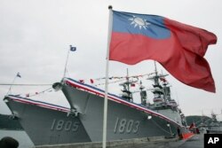 资料照：台湾国旗在两艘美制基德级驱逐舰前飘扬