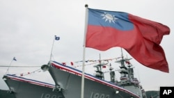 台灣旗幟飄揚在兩艘美製紀德級驅逐艦前方。