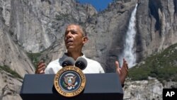 Presiden AS Barack Obama berbicara di Taman Nasional Yosemite di California, hari Sabtu (18/6).