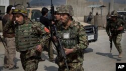 Tentara Afghanistan bergegas menuju lokasi serangan militan Taliban di salah satu TPS di pinggir kota Kabul (29/3).