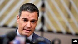 ARCHIVO - El presidente del Gobierno de España, Pedro Sánchez, habla con los medios de comunicación a su llegada a una cumbre de la UE en Bruselas, en octubre de 2022.