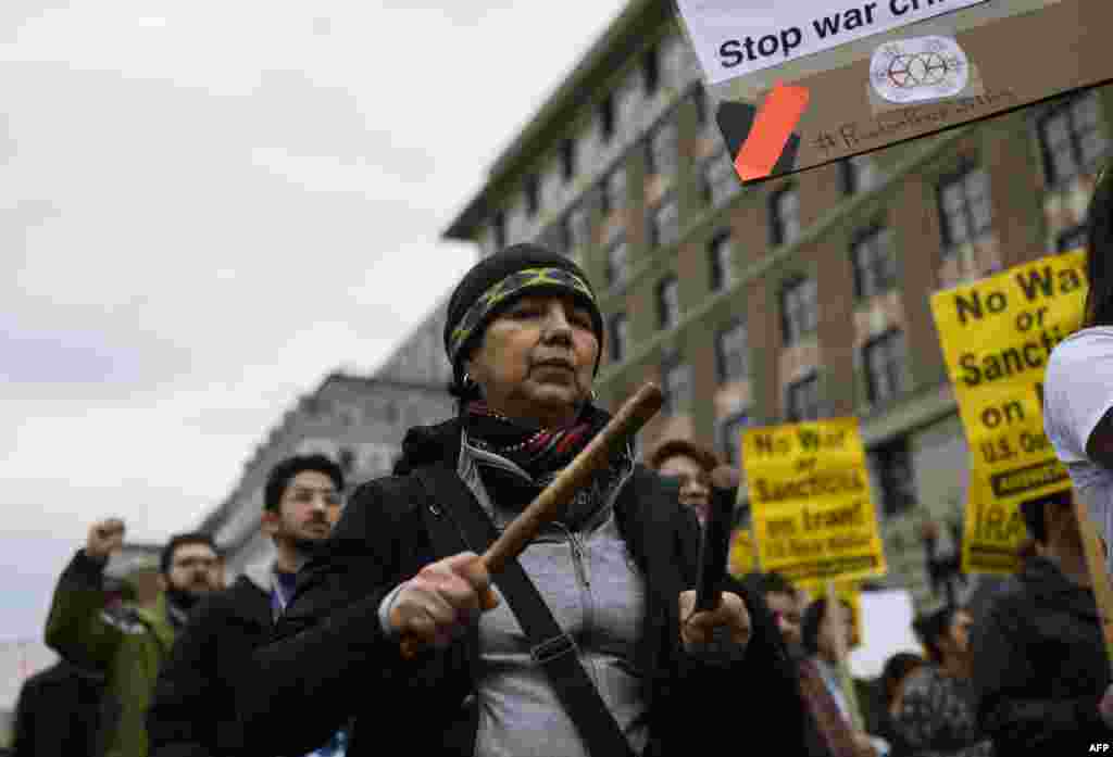 مارچ میں شریک ایک خاتون نے نعروں کے ساتھ ساتھ ڈھول پیٹ کر منفرد انداز میں احتجاج کیا۔