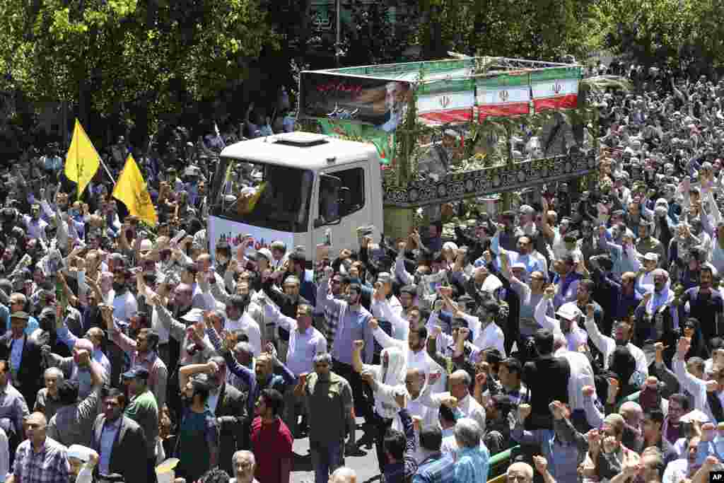 حضور هزاران نفر در تشییع جنازه قربانیان حمله تروریستی روز چهارشنبه تهران.