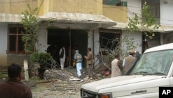 Pakistani security officials inspect a damaged building of a U.S.-based Christian charity after a militant attack near the town of Oghi in the Mansehra district of North West Frontier Province (NWFP), 10 Mar 2010
