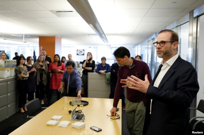 Stephen J. Adler, jefe de redacción de Reuters, se dirige a la sala de redacción después de que Reuters recibió dos Premios Pulitzer por sus reportajes internacionales y fotografía de noticias de última hora, en la ciudad de Nueva York, Estados Unidos, 15 de abril de 2019.