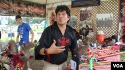 Roberto Sahonero Cuellar del Centro Cultural Masis vino desde Bolivia a mostrar su cultura.