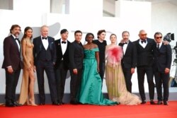 Para sineas dan aktor film "Dune" (ki-ka) Javier Bardem, from left, Zendaya, Stellan Skarsgard, Chang Chen, Oscar Isaac, Sharon Duncan Brewster, Timothee Chalamet, Rebecca Ferguson, Denis Villeneuve, Dave Bautista dan Josh Brolin di festival film Venice d