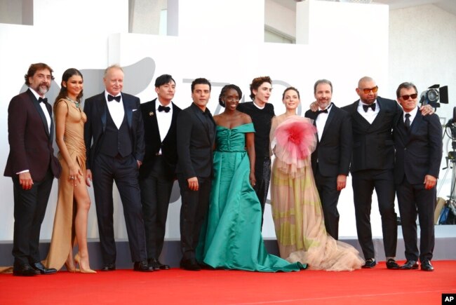 Para sineas dan aktor film "Dune" (ki-ka) Javier Bardem, from left, Zendaya, Stellan Skarsgard, Chang Chen, Oscar Isaac, Sharon Duncan Brewster, Timothee Chalamet, Rebecca Ferguson, Denis Villeneuve, Dave Bautista dan Josh Brolin di festival film Venice d