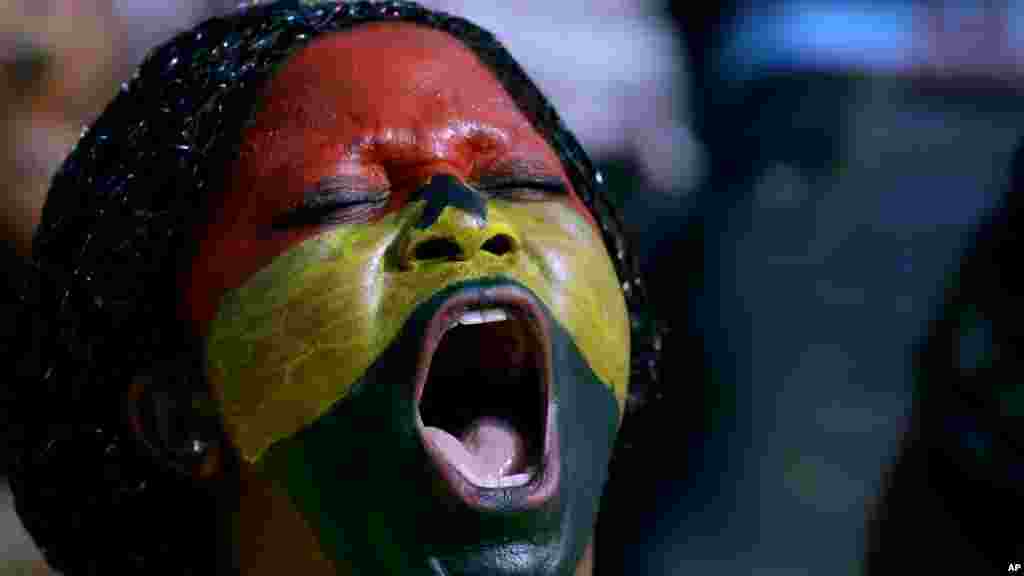 Un fan du Ghana avec un visage peint aux couleurs nationales du pays crie pendant le match de football de la Coupe d&#39;Afrique des Nations Groupe C entre le Ghana et le Sénégal à Mongomo, la Guinée équatoriale, lundi 19 janvier 2015.