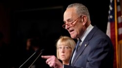 El líder de la minoría del senado, el demócrata Chuck Schumer, pidió que se permitieran nuevas pruebas y testigos y criticó la postura de hacer un juicio expedito que oculte la verdad al pueblo americano.