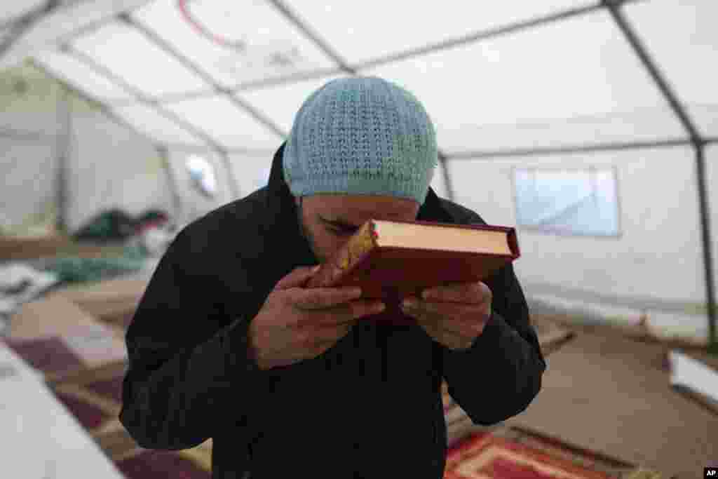 در کمپ پناهجویان کشور بوسنی، این مهاجر در مسجدی، نیایش می&zwnj;کند. قرار است بوسنی یک کمپ در شمال غربی را که میزبان صدها پناهجو است، تعطیل کند.&nbsp;