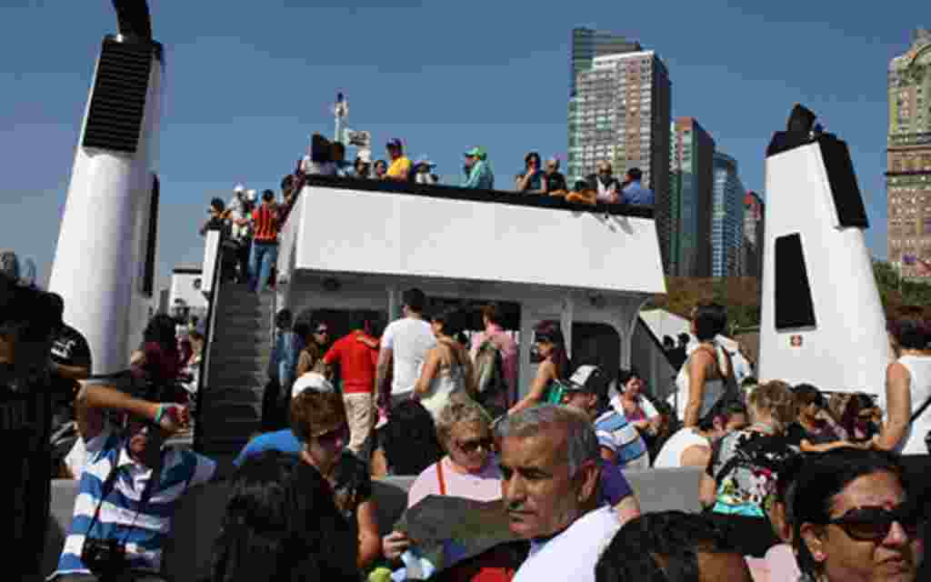 Dentro del "Miss Liberty" cada persona intenta ubicarse en el mejor sitio tanto para disfrutar del viaje como de la hermosa vista.