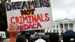 Un rótulo durante una protesta frente a la Casa Blanca: "Los dreamers no son criminales", dice. El presidente Trump podría anunciar el fin del DACA.