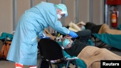 Italy နိုင်ငံက ဆေးရုံတခုတွင် Coronavirus ကူးစက်ခံရသူတွေကို ကုသပေးနေစဉ် 