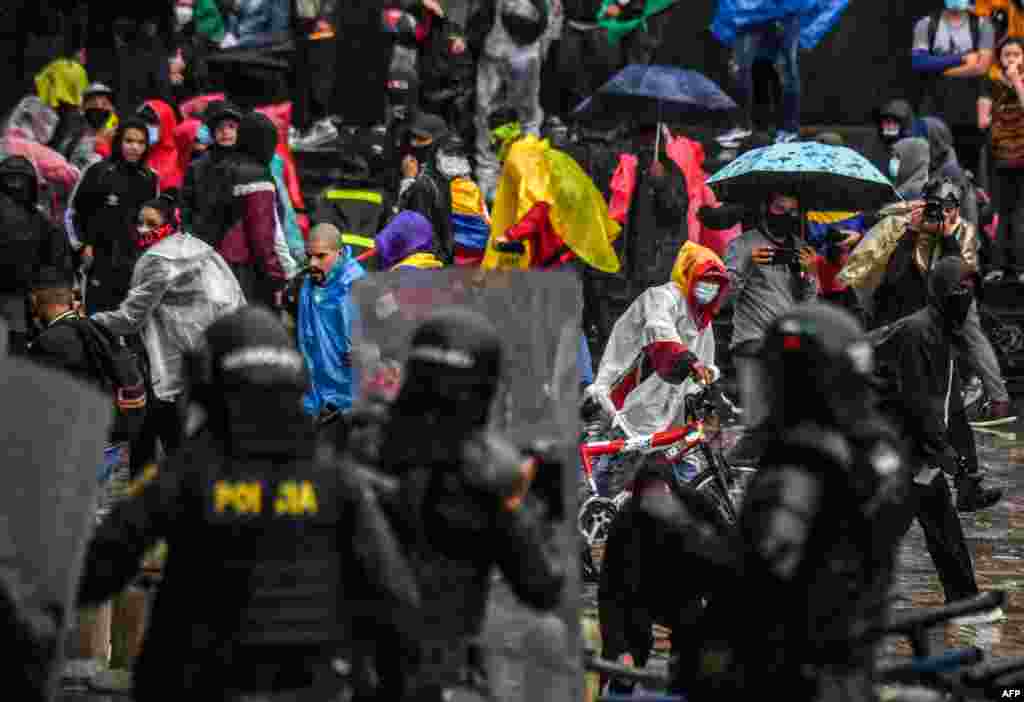 Tambi&#233;n, se han presentado enfrentamientos entre manifestantes y la fuerza p&#250;blica, y actos vand&#225;licos contra edificaciones y sistemas de trasporte.