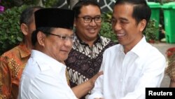 Presiden Joko Widodo menyambut Prabowo Subianto dalam pertemuan usai pemilu 2014, 17 Oktober 2014.