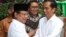 Presiden Joko Widodo menyambut Prabowo Subianto dalam pertemuan usai pemilu 2014, 17 Oktober 2014.