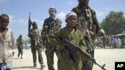 Seorang anak laki-laki memimpin kelompok Islam garis keras al-Shabab dalam suatu pelatihan militer di utara Suqaholaha, Mogadishu, Somalia (Foto: dok).