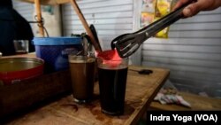 Kopi Joss yang dikenal masyarakat Yogyakarta dan sekitarnya dipercaya dapat menambah stamina dan menghilangkan masuk angin serta menghilangkan rasa pegal akibat kelelahan, Yogyakarta, 27 Oktober 2021. (Foto: VOA/Indra Yoga)