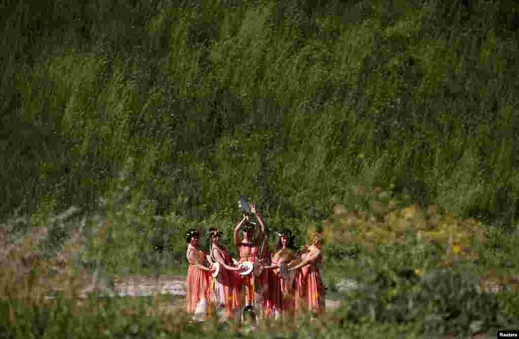 សមាជិកនៃក្រុម Gruppo Storico Romano តុបតែងជាអ្នករបាំ Ninfe Nereidi ធ្វើការសម្តែងនៅទីលាន Circus Maximus នៅពេលពួកគេប្រារព្ធខួបនៃការបង្កើតក្រុងរ៉ូម ប្រទេសអ៊ីតាលី កាលពីថ្ងៃទី២៣ ខែមេសា ឆ្នាំ២០១៧។