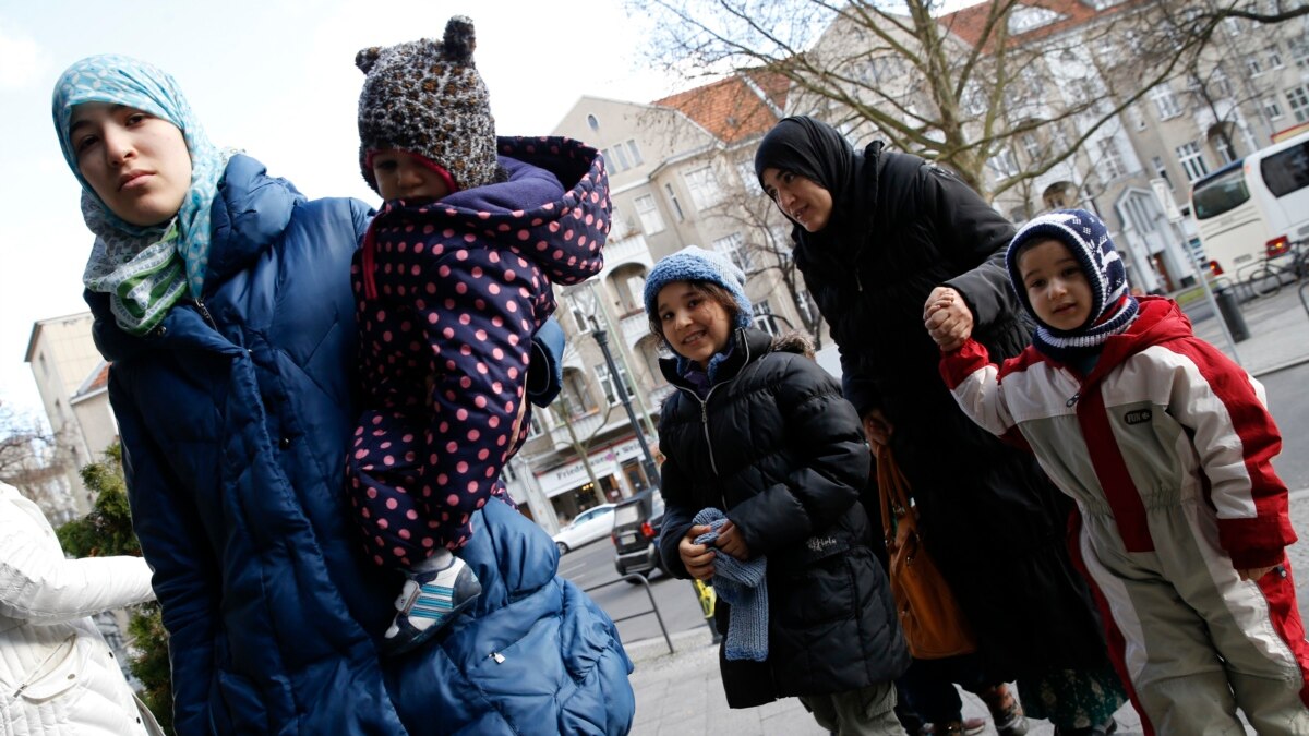 Пушкинский миграционный центр. Миграционная служба курган. Миграция населения. Мигранты в исландии. Миграция 39.