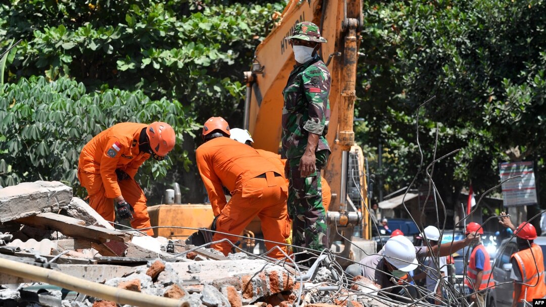 Tim SAR terus berupaya melakukan pencarian korban gempa bumi di Tanjung, pulau Lombok, 9 Agustus 2018. 