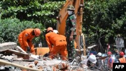 Tim SAR terus berupaya melakukan pencarian korban gempa bumi di Tanjung, pulau Lombok, 9 Agustus 2018. 