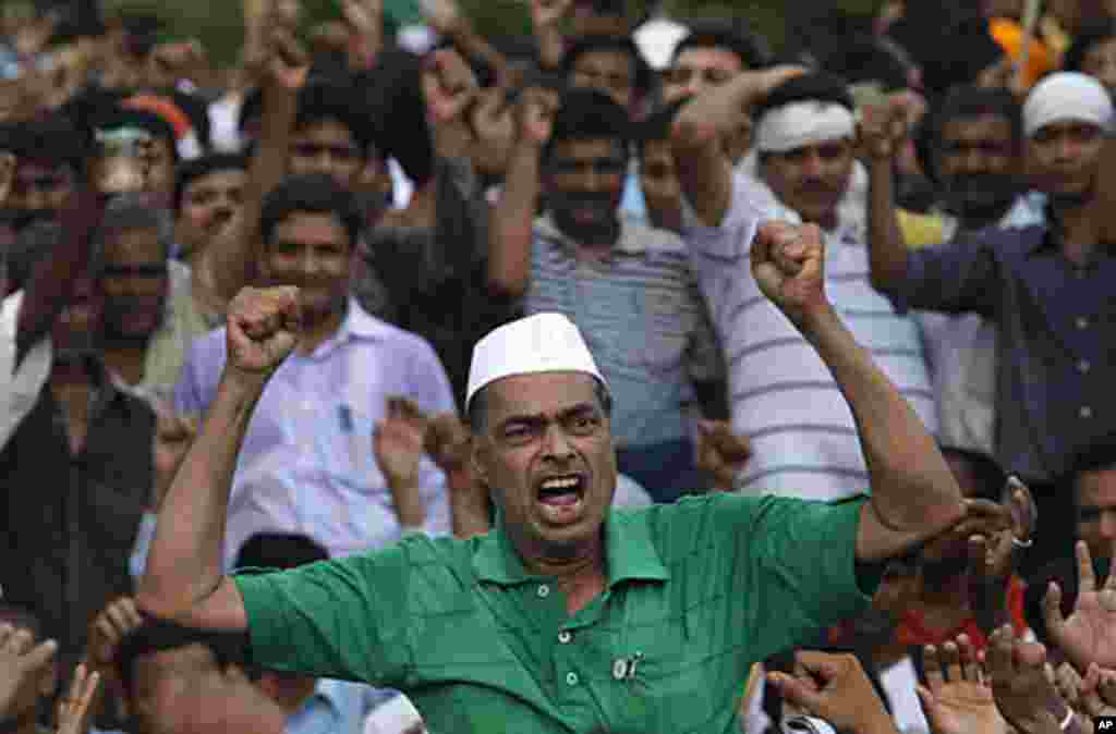 A supporter of veteran Indian social activist Anna Hazare shouts anti-government slogans as he waits for Hazare to leave Tihar jail in New Delhi August 17, 2011. (Reuters)