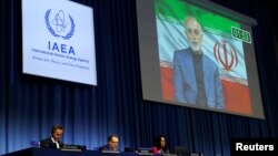 Direktur Jenderal Badan Energi Atom Internasional (IAEA) Rafael Grossi mendengarkan papar Ketua Organisasi Energi Atom Iran Ali-Akbar Salehi dalam pembukaan pertemuan IAEA, di Wina, Austria, Senin, 21 September 2020. (Foto: Reuters)