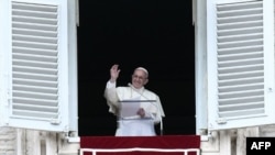 Le pape François salue les fidèles rassemblés sur la place Saint-Pierre au Vatican pour suivre la prière de l'Angélus, le 6 mai 2018.