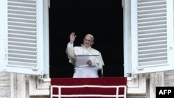 Le pape François salue les fidèles rassemblés sur la place Saint-Pierre au Vatican pour suivre la prière de l'Angélus, le 6 mai 2018.