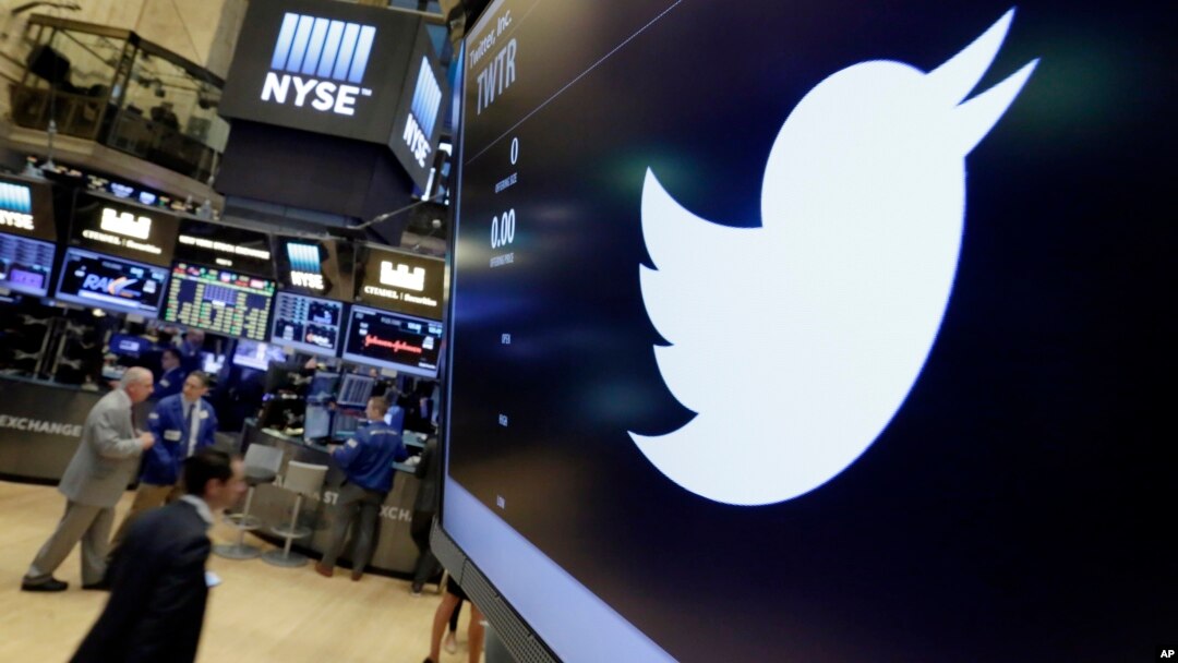 Simbol Twitter tampak di Bursa Efek New York, Juli 2016.