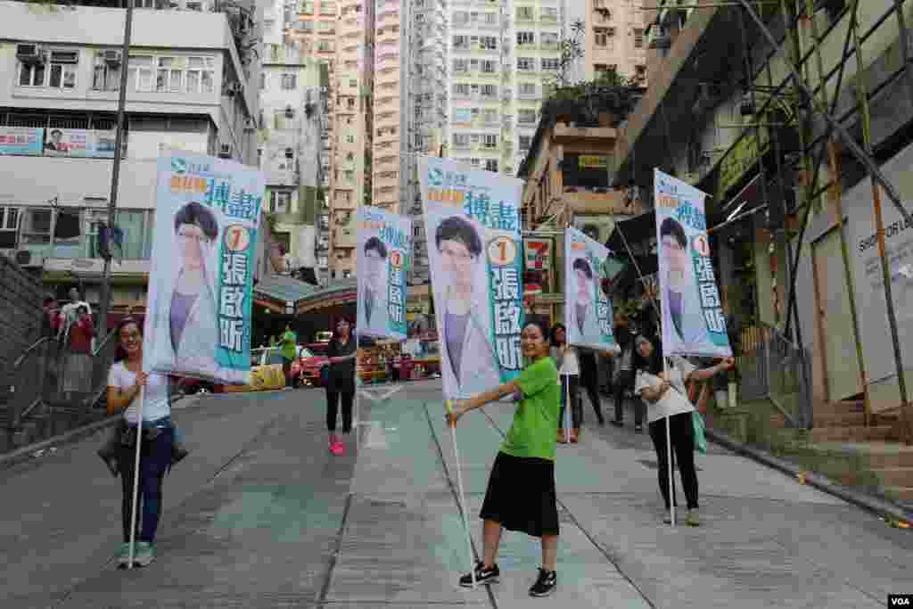 港岛半山东和西营盘两处投票站以及不同阵营拉票（美国之音海彦拍摄） 