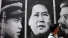 资料照片：在首尔一家韩战展览馆，游人走过战时三名共产党领袖金日成、毛泽东和斯大林的像。(2010年5月21日)