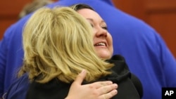 Shellie Zimmerman es abrazada por una de los abogados de su marido, George Zimmerman al conocerse el veredicto de no culpable en el caso de Trayvon Martin. Shellie habla ahora de separación.