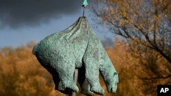 Pahatan beruang kutub tertusuk tombak karya artis Denmark, Jens Galschiot, terlihat di luar Konferensi Perubahan Iklim ke-23 di Bonn, Jerman, 17 November 2017.