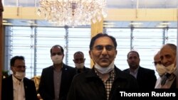 미국에서 제재 위반 혐의로 기소됐다 무죄 선고를 받은 후 본국으로 송환된 시루스 아스가리 이란 교수가 3일 테헤란에 도착했다.