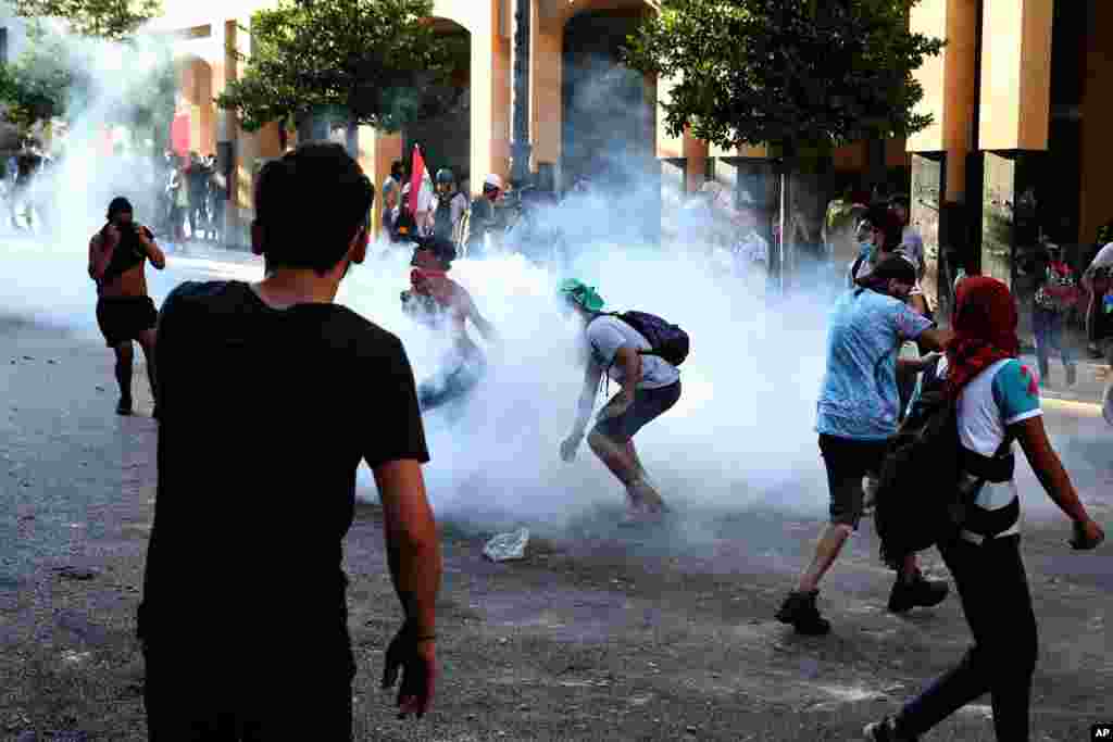 روز دوشنبه نیز شهر بیروت شاهد تظاهرات مردم معترض علیه دولت بود. پلیس به سمت معترضان گاز اشک‌آور شلیک کرد. 