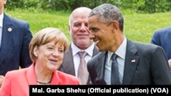 Kanselir Jerman Angela Merkel (kiri) dan Presiden AS Barack Obama dalam pertemuan para pemimpin G7, di Munich, Jerman (8/6).