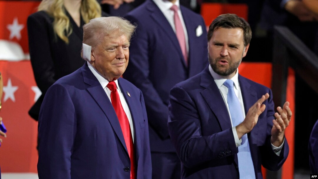 El exmandatario y candidato republicano a la presidencia, Donald Trump (izq.), sonríe junto al senador de Ohio y ahora candidato republicano a vicepresidente, J. D. Vance, en el primer día de la Convención Nacional Republicana de 2024 en Milwaukee, el 15 de julio de 2024. 