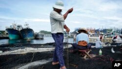 타이완 북동부 일란 지역에서 초강력 태풍 '사우델로르' 상륙 예보를 들은 어부들이 그물을 보수하는 작업을 하고 있다.